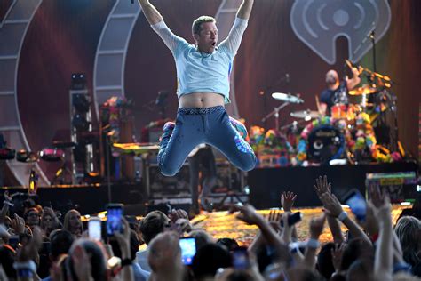 Banda Coldplay ganha quase um milhão de reais por dia após turnê ...