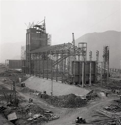 深山中破落的三线厂，曾是繁华“小上海”，今竖起“炮弹”搞旅游