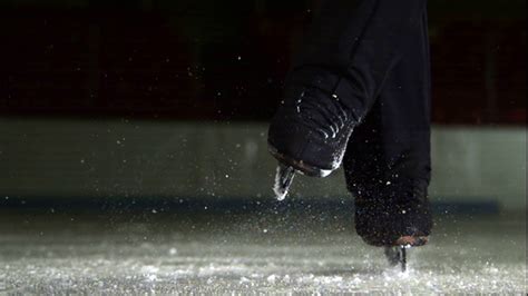 溜冰者在冰上旋转。视频素材_ID:VCG42N1180897482-VCG.COM