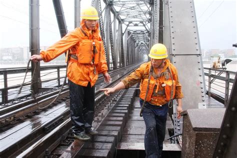 惊心动魄！历经8次特大洪水，广西这座80年的老铁桥是如何守住的？|铁桥|洪水_新浪新闻