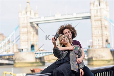 幸福的情侣在伦敦塔桥自拍高清摄影大图-千库网