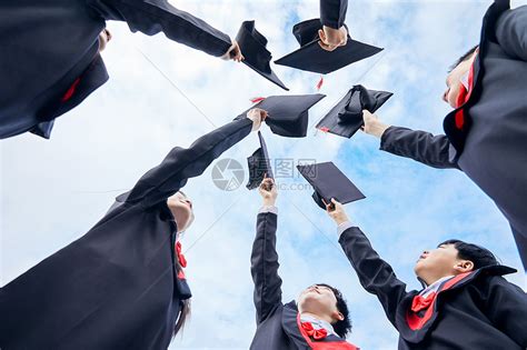 手拿毕业证书的毕业生高清图片下载-正版图片500932685-摄图网