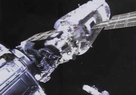 宇航员在空间站高度使劲向地球扔一把螺丝刀能否成功击中地球？ - 知乎