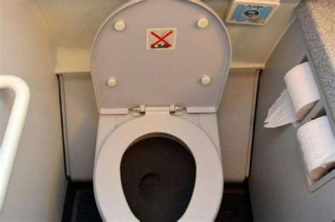 飞机上的厕所怎么处理人的粪便与尿等垃圾,火车呢-人在火车和飞机上拉的粪便怎么处理？