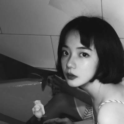 温柔丧气照片女生头像