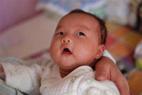 肌张力正常的婴儿图片（宝宝三个月劲儿超大）-幼儿百科-魔术铺