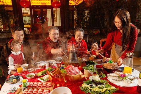 春节东方家庭在中式庭院内聚餐照片摄影图片_ID:417199932-Veer图库