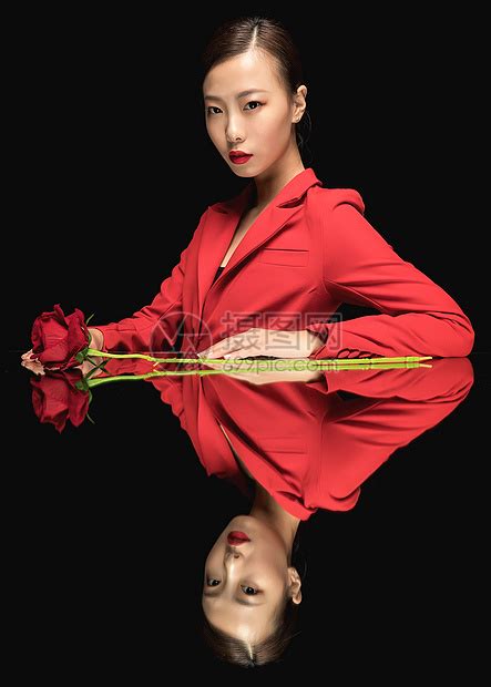 红西装美女与玫瑰高清图片下载-正版图片501134663-摄图网