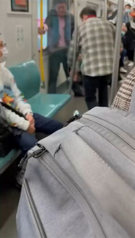 北京4号线地铁车厢内，一名外国男子安静坐在座位上看书，站在一旁的中年男子开始频繁挑衅辱骂，并连续3次对其吐口水，还约他下车打架。外国男子最终 ...