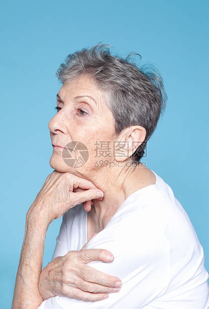 老妇人用手托着下巴看远处高清图片下载-正版图片501460662-摄图网