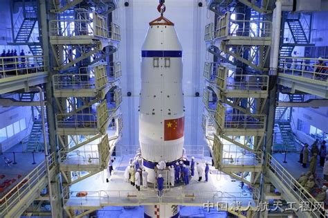 2008年8月28日神舟七号飞行任务垂直总装厂房船箭对接_中国载人航天官方网站