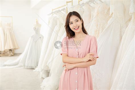 在婚纱店挑选婚纱的女孩高清图片下载-正版图片501655541-摄图网