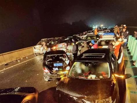 四川成自泸高速车祸 仁寿境内18车追尾致8死26伤|交通事故 - 驾照网