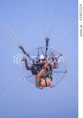 モーターパラグライダー パラモーター 縦構図 青空の写真素材 [43902324] - PIXTA