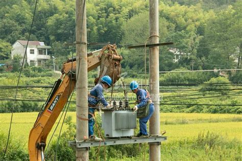 安徽芜湖：改造农村电力设施-人民图片网