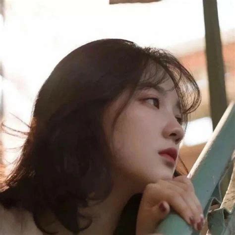 歪头女孩 图片