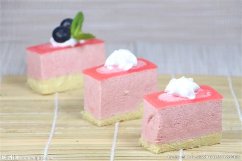 粉红巧克力蛋糕粉红甜点旁的高清图片下载-正版图片303535213-摄图网