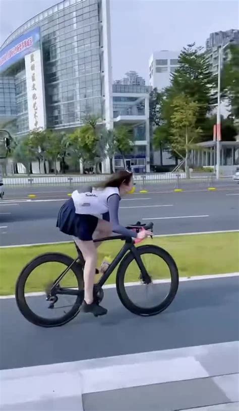 “网红”骑车不戴头盔还发短视频炫耀 保亭警方：查！_赖某_公安局_交通