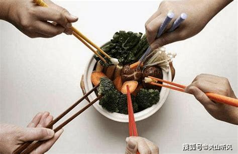 碟子红日碗和平板顶视图上的黑筷子用具最佳高清图片下载-正版图片307817930-摄图网