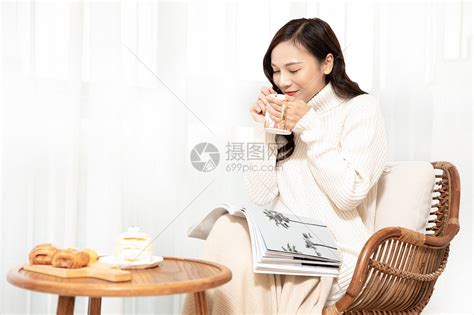 冬季青年女性居家喝下午茶高清图片下载-正版图片501535845-摄图网
