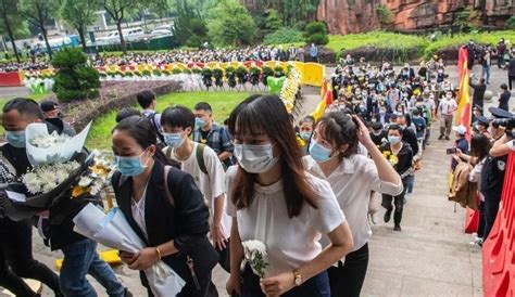 袁隆平逝世 母校西南大学师生在其雕像前献花寄哀思_新闻频道_中国青年网