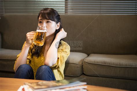 喝啤酒的女生高清图片下载-正版图片502230348-摄图网