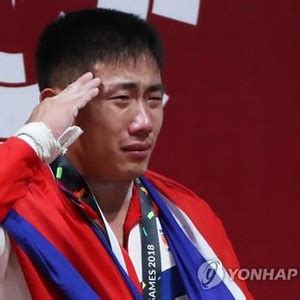 朝鲜举重冠军泪洒现场 把金牌献给去世的母亲_手机新浪网