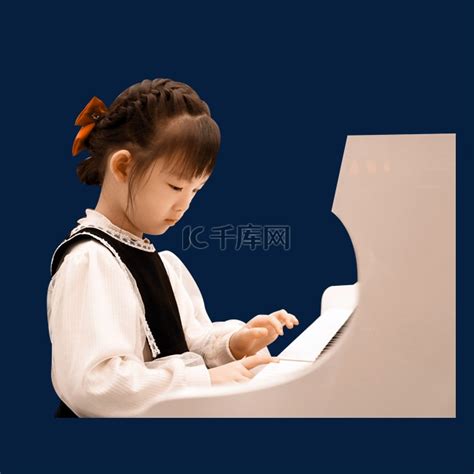 漂亮的小女孩弹钢琴高清摄影大图-千库网