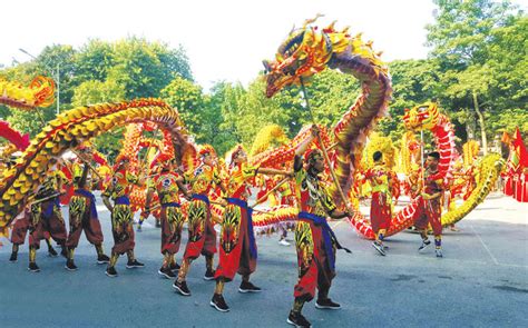 Chinese dragon dance singapore hi-res stock photography and images - Alamy