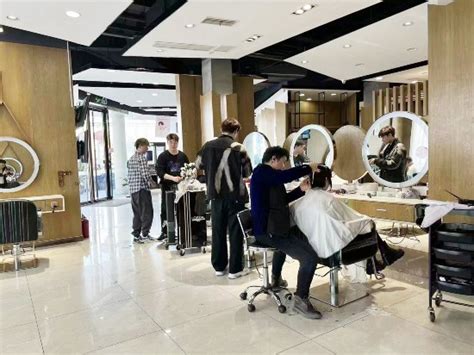 美发店加盟首先要学会以顾客为中心-英伦保罗美容美发国际集团