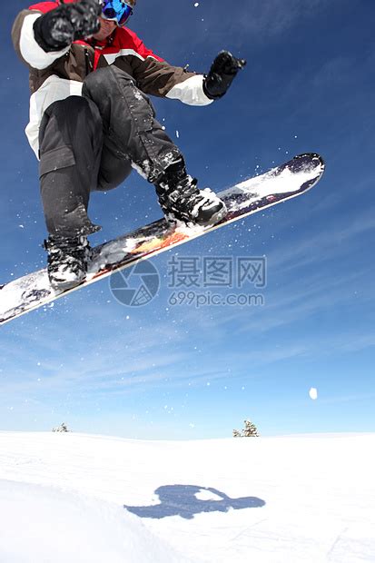滑雪机在空中滑行高清图片下载-正版图片321247333-摄图网