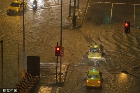 巴西里约热内卢遭遇暴雨侵袭 引发城市内涝