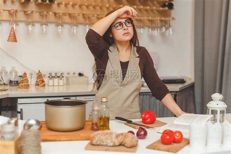 厨房里年轻的黑发家庭主妇煮番茄汤很累高清图片下载-正版图片503048953-摄图网