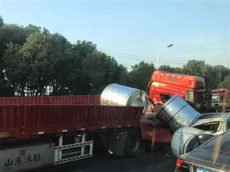 广西一隧道突发多起车祸 涉及车辆达72辆_图片_中国小康网