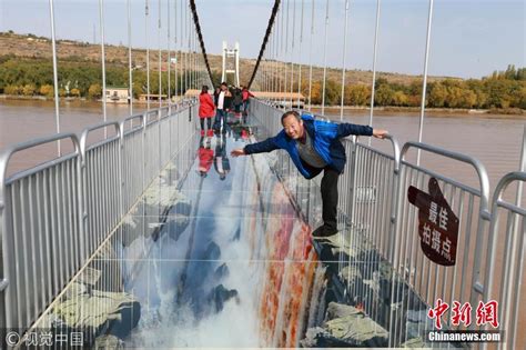 宁夏3D黄河玻璃桥 受到八方游客追捧