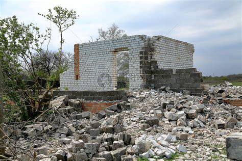 农村被毁的白砖房废弃的房子房屋拆高清图片下载-正版图片506642154-摄图网