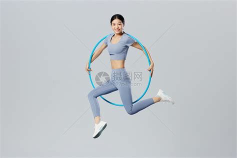 创意健身女性手拿呼啦圈跳跃高清图片下载-正版图片507704617-摄图网