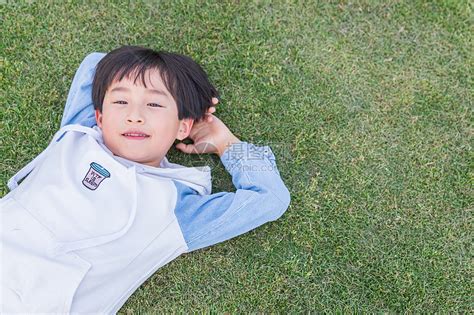 可爱儿童开心躺在草地上高清图片下载-正版图片500928043-摄图网