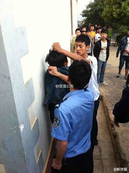 云南一学生遭2名警察暴打 同学赴派出所讨说法_社会新闻_温州网