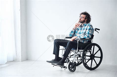 二十几岁商务人士独自生活轮椅男高清图片下载-正版图片502199358-摄图网