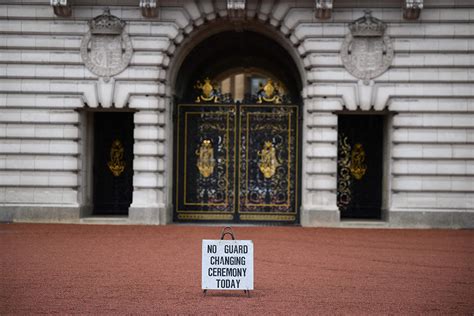英国：伦敦白金汉宫，禁卫军换岗仪式_腾讯视频