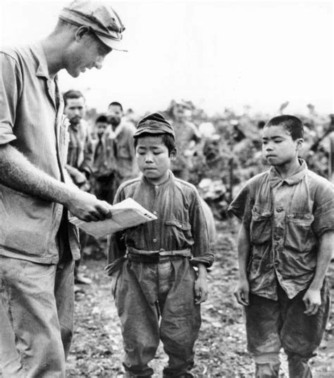 二战老照片：美军俘虏日军士兵，十三四岁的儿童也拉出来参战