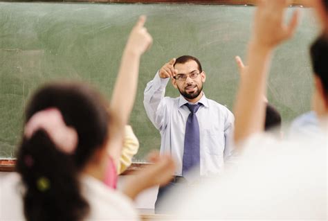 学校里的阿拉伯孩子教室里有个老师图片下载 - 觅知网