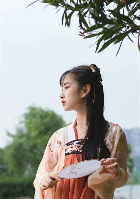 中国传统汉服真的有不一样的气质，美女穿上后，更显文雅清秀！