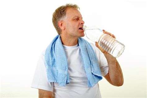 喝凉水真的伤胃吗？
