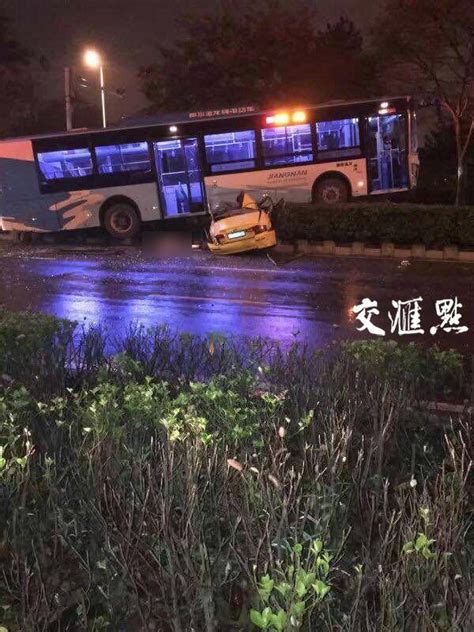 南京公交车碾压出租 抢红灯造成车辆相撞-民生网-人民日报社《民生周刊》杂志官网