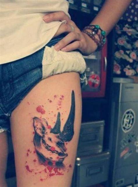 女生腿腕精美的传统莲花纹身图案