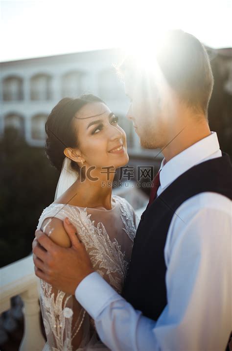 情侣接吻，人们拍手高清图片下载-正版图片501438395-摄图网