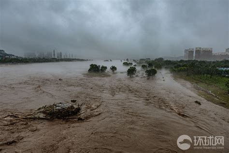 郑州暴雨积水逼近高架桥 市民步行走高架回家凤凰网河南_凤凰网