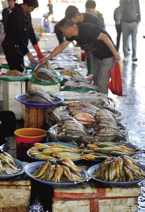 菜市场卖鱼摊图片